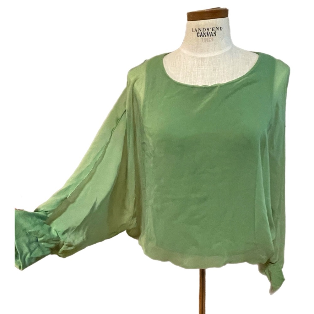 Fairy 🧚🏻‍♀️ Blouse with cut out shoulder